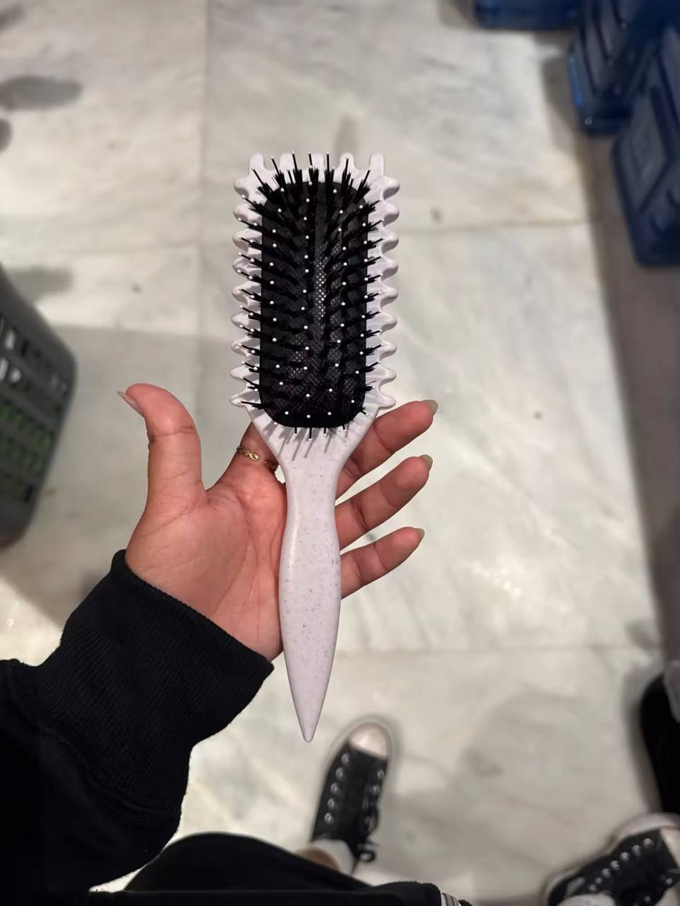 Curly hair before using the Eco-Flex brush.